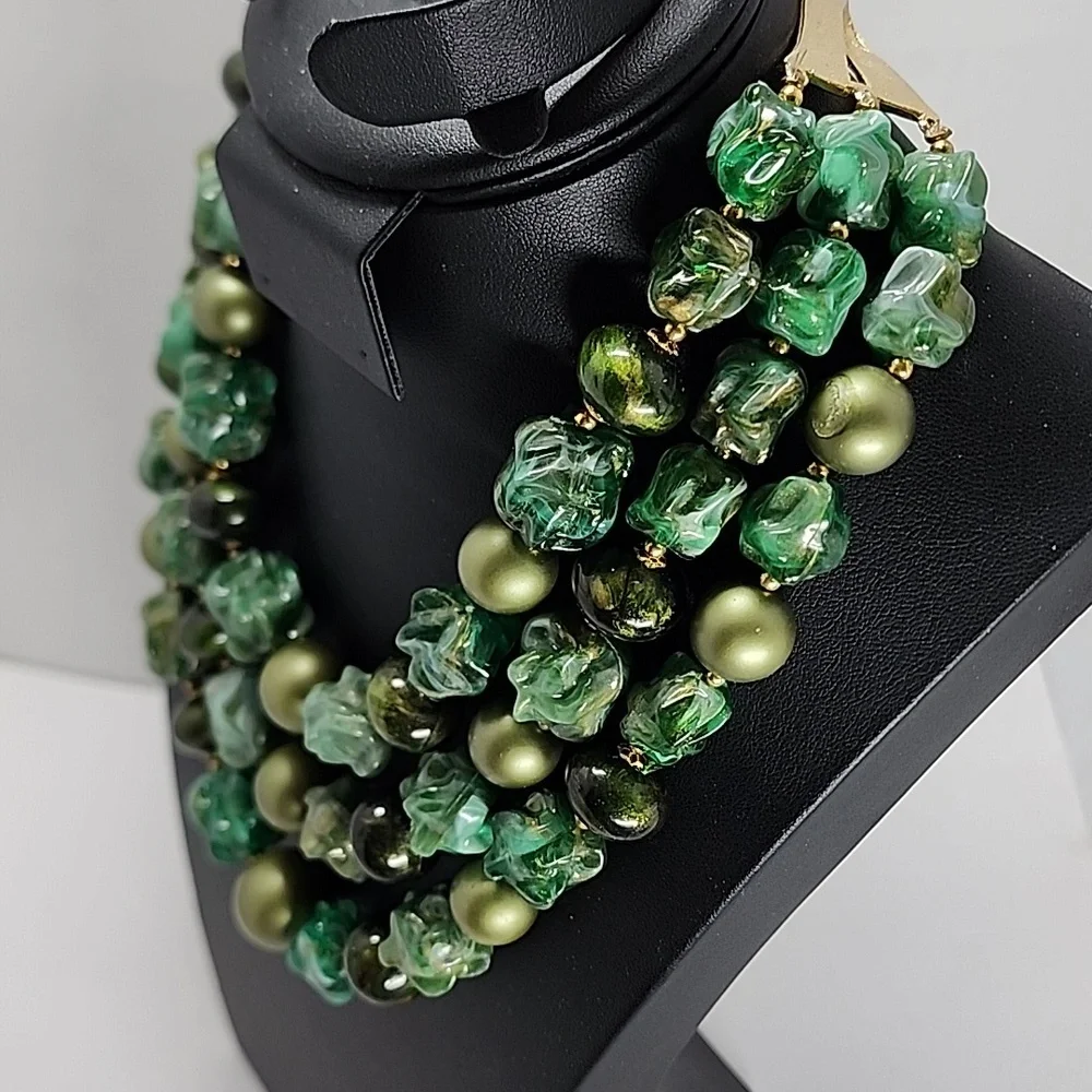 Vintage Elegant Green Beaded Necklace - Picture 5 of 9